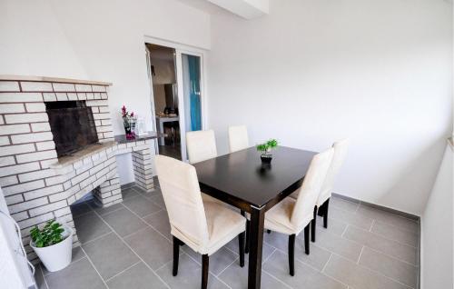 Ruang duduk di Nice Apartment In Novigrad