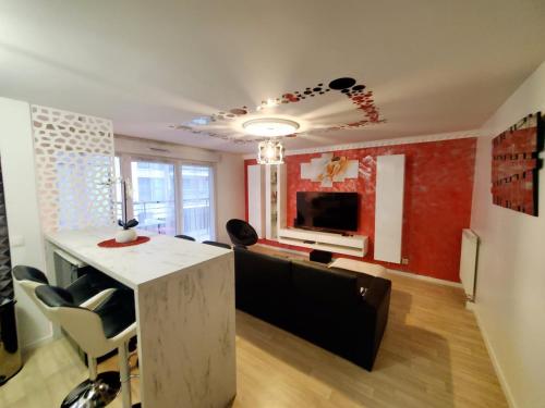 un salon avec un canapé et une table dans l'établissement Le Petit Versailles, à Franconville