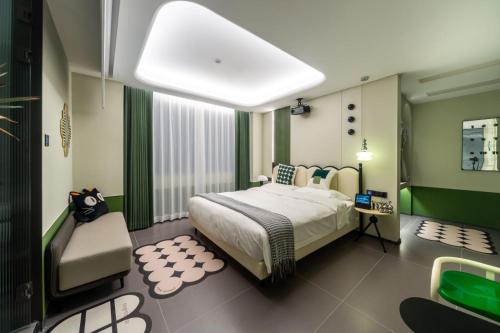 a bedroom with a bed and a chair in it at 茑岛海景潮宿NiaoDao Seaview Hotel in Xiamen