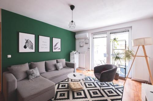 Cozy & Colorful Downtown Escape