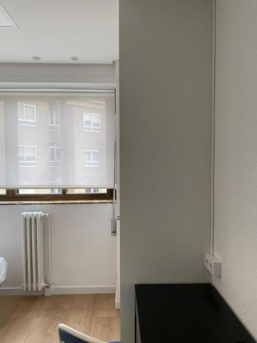 a room with a window and a table and a chair at Miresileón in León