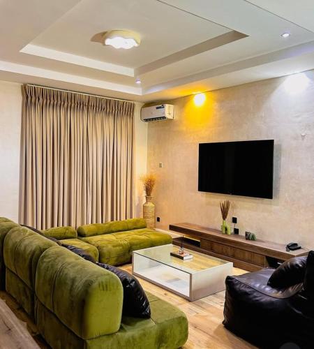 Televisyen dan/atau pusat hiburan di Nook & cranny Apartment Jahi