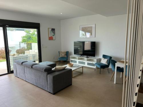 Μια τηλεόραση ή/και κέντρο ψυχαγωγίας στο Chulera Beach townhouse sea views