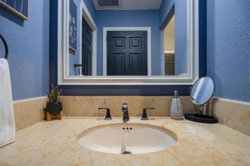 ein Badezimmer mit Waschbecken und Spiegel in der Unterkunft Sonoran Sun in Campo del Medio