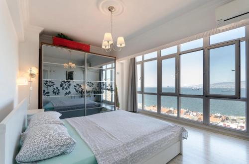 une chambre avec un lit avec vue sur l'océan dans l'établissement Windows On The Bay - izmir, à Konak