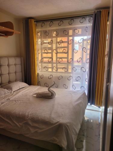 Postel nebo postele na pokoji v ubytování Ecopalace Homes Juja
