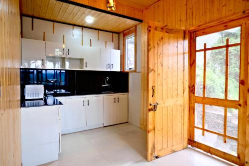 Η κουζίνα ή μικρή κουζίνα στο 4U homes, Ramgarh, Mukteshwar- A Little Cabin, A Lot of Calm