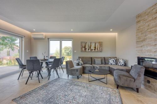 MarasiにあるFinca Tanja Lim Bay Hideawayのソファとテーブルと椅子のあるリビングルーム