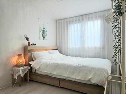 Кровать или кровати в номере Free Parking, Gimpo Airport 7min, SubwayStation 5min, Lotte Mall, Department Store, Mart, Theater 15min
