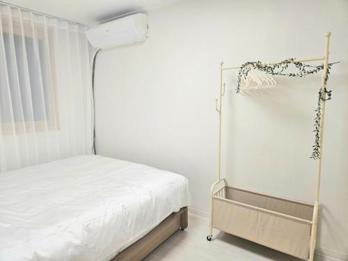 Кровать или кровати в номере Free Parking, Gimpo Airport 7min, SubwayStation 5min, Lotte Mall, Department Store, Mart, Theater 15min