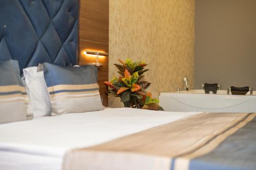 Ένα ή περισσότερα κρεβάτια σε δωμάτιο στο Velmore Hotel & Spa