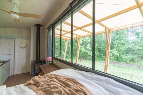 Voodi või voodid majutusasutuse Pépiite Bocage Normand - Lodge Cozy Nature & Spa toas