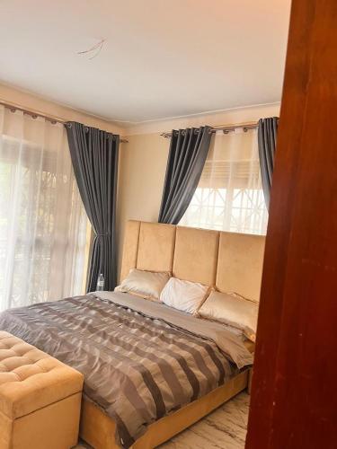 Cama o camas de una habitación en Serenity LakeView 4BR Duplex Entebbe Close to Airport