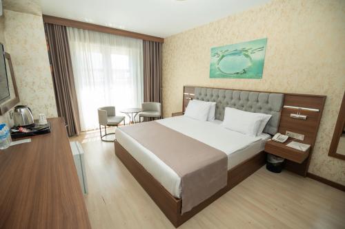 Ένα ή περισσότερα κρεβάτια σε δωμάτιο στο Velmore Hotel & Spa