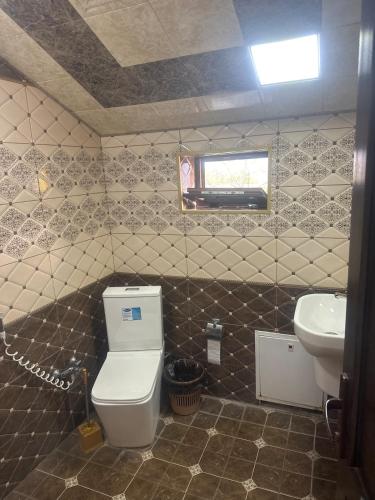 a bathroom with a toilet and a sink at Ag ev in Mekhrably