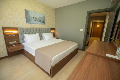 Ένα ή περισσότερα κρεβάτια σε δωμάτιο στο Velmore Hotel & Spa
