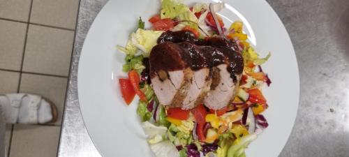 Comida en o cerca de este hotel