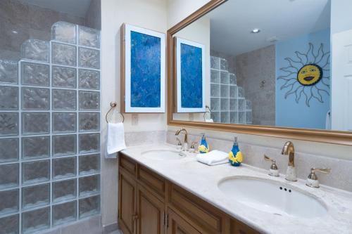 a bathroom with two sinks and a large mirror at Sonoran Sea in Campo del Medio