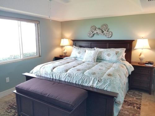 una camera da letto con un letto grande con due farfalle sul muro di Summerhouse 101 a St. Augustine