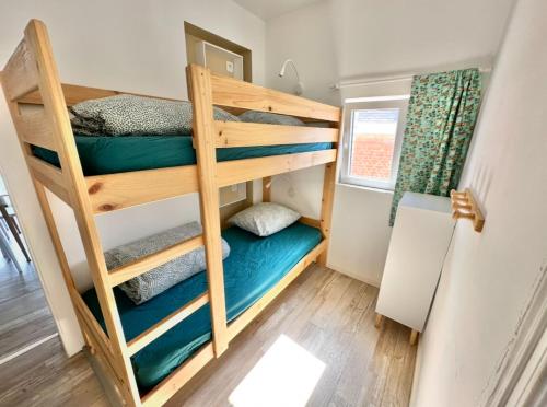 - un lit superposé dans une petite maison dans l'établissement Appartement 4 personnes à 100 m de la plage, à Berck-sur-Mer
