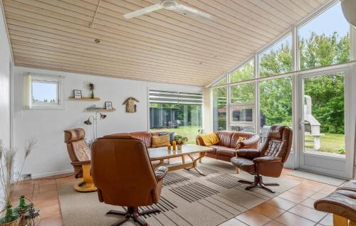 TarmにあるAwesome Home In Tarm With Swimming Poolの椅子とテーブルと窓のあるリビングルーム