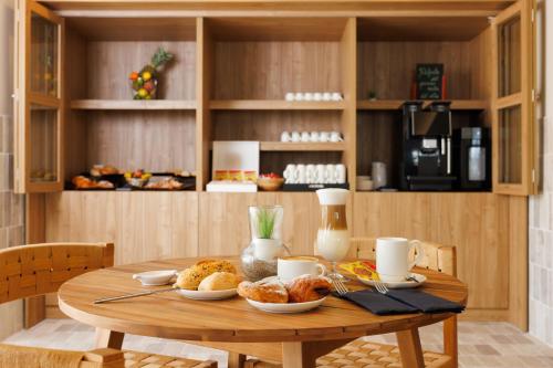 una mesa de madera con comida en la cocina en Inmood Aucanada 4 Sup, en Puerto de Alcudia