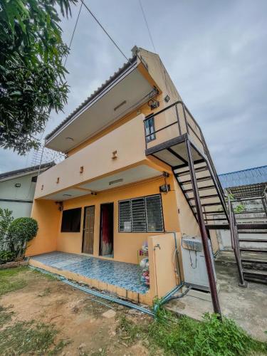 a small house with a ladder in front of it at Mario Guest House in Ban Tao Than