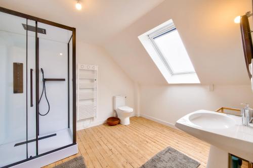Un baño con ducha, lavabo e inodoro. en Vue mer - Maison pour 8 avec jardin et terrasse, en Plouguerneau