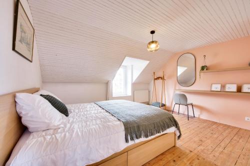 Un dormitorio con una cama grande y una ventana. en Vue mer - Maison pour 8 avec jardin et terrasse, en Plouguerneau