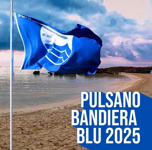 a blue flag on a beach with the words pussania bangalore bil at La casa di Titta in Faggiano