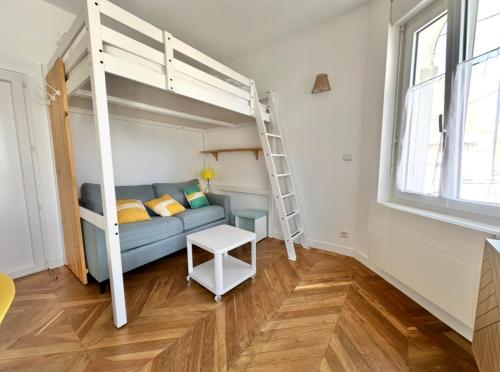 een kleine kamer met een stapelbed en een bank bij Grand Studio JAUNE pour 4 pers à deux pas de la plage de Berck in Berck-sur-Mer