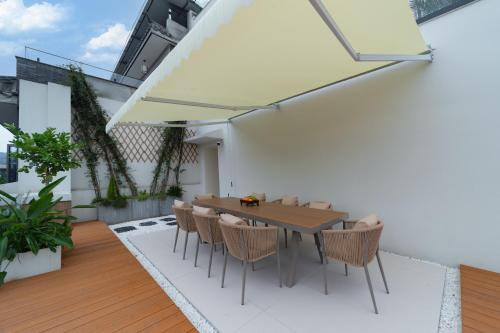 a dining room with a wooden table and chairs at Warm Shore in Taiping