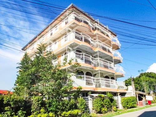 TanzaにあるCenco Suites Residences - Transient in Tanza Caviteの白いバルコニー付きの高層ビル
