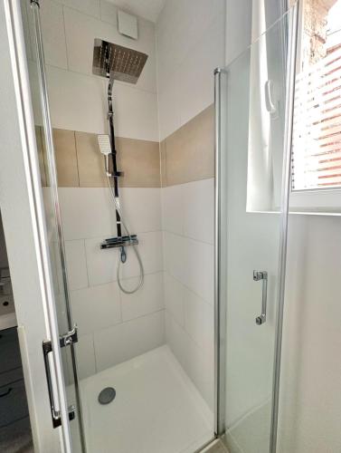 une salle de bain avec une douche avec une porte vitrée dans l'établissement Studio 3 personnes à 100m de la mer, à Berck-sur-Mer