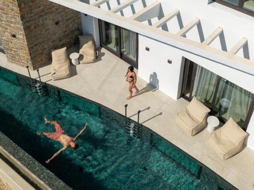 Bazén v ubytování VEZO Suites Mykonos nebo v jeho okolí