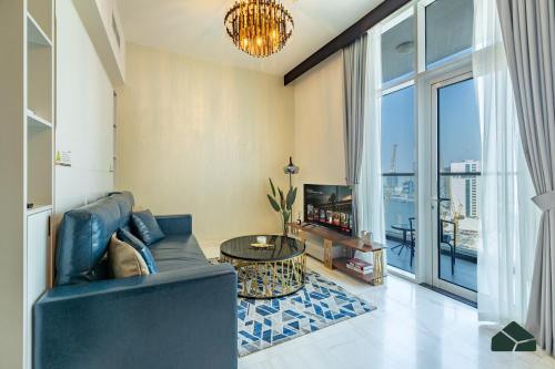 Convertible 1BR with Canal and Skyline View by BMS