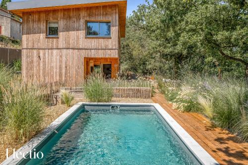 Kolam renang di atau dekat dengan Cabane d’Ismou Pool & Wood Design