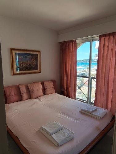 une chambre avec un lit avec vue sur l'océan dans l'établissement Victoria Sea, à Menton