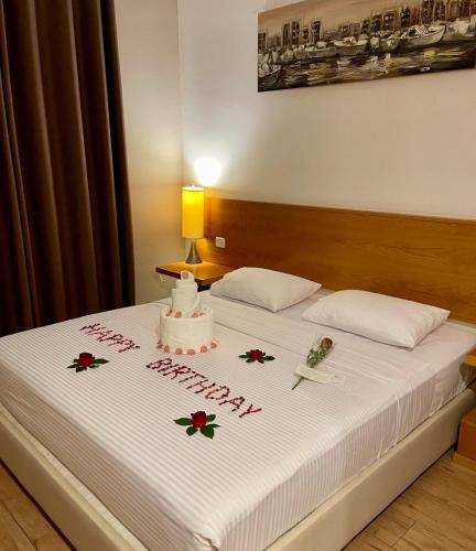 Una cama o camas en una habitación de Caesar Hotel Ramallah