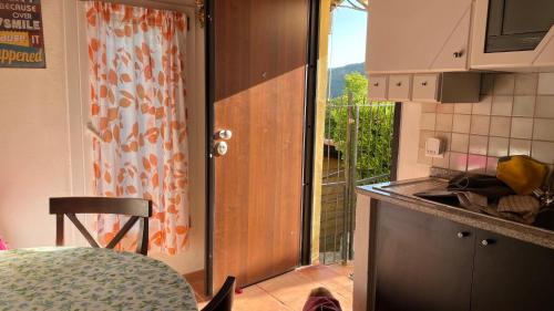 cocina con puerta que da a un balcón en Argentina home VERRANDI, en Trucco