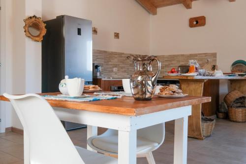 Η κουζίνα ή μικρή κουζίνα στο Agriturismo Cultisia Luogosanto