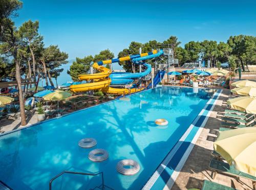 Bazén v ubytování Sunny Makarska by Valamar nebo v jeho okolí