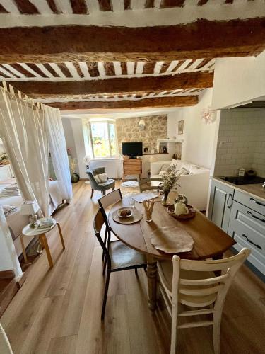 une cuisine et une salle à manger avec une table et des chaises dans l'établissement Appartement cosy dans le centre historique de Vence, à Vence