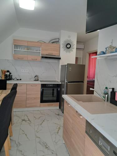 Η κουζίνα ή μικρή κουζίνα στο Jázmin Apartman Zalakaros