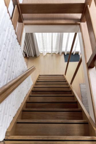 a staircase leading up to a room with a window at - Het Kleine Nest - nabij het meer, strand & Keukenhof in Noordwijkerhout
