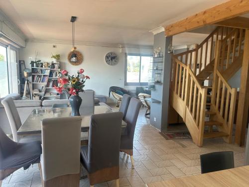 une salle à manger avec une table et des chaises dans l'établissement Maison a étages bord de mer, à Notre-Dame-de-Monts