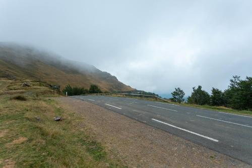 an empty road in the mountains in the fog at Gite Okabe du Chalet Pedro in Mendive