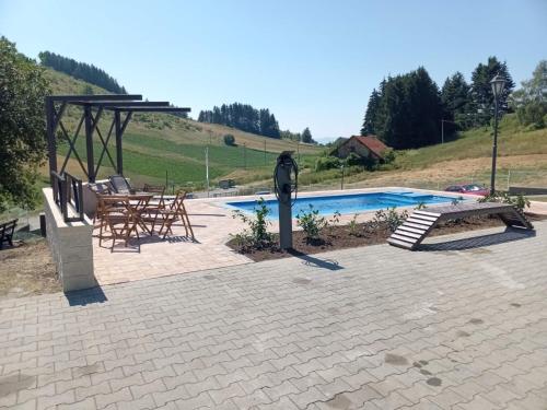 Bazen u ili blizu objekta Villa Mramor