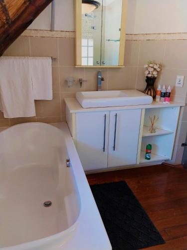 Ένα μπάνιο στο Libra Lodge & Spa - Randburg, Johannesburg