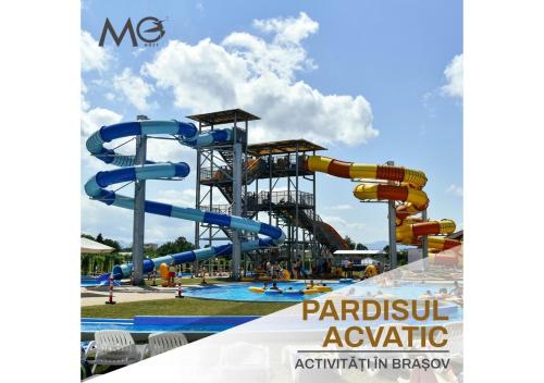 un'immagine di un parco acquatico con uno scivolo d'acqua di MoHost Noua 2 - Scenic Mountain Getaway a Braşov